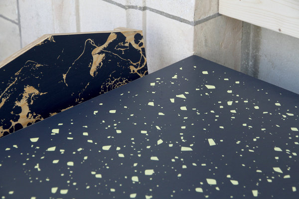Les décors des chaises et des tables s’accordent en couleurs. Marbrures ou effet de terrazzo et granito.