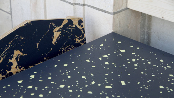 Les décors des chaises et des tables s’accordent en couleurs. Marbrures ou effet de terrazzo et granito.