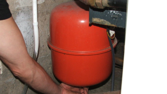 Etape 7 : le vase d’expansion. Un vase d’expansion en bon état est capital pour garder une installation performante.
