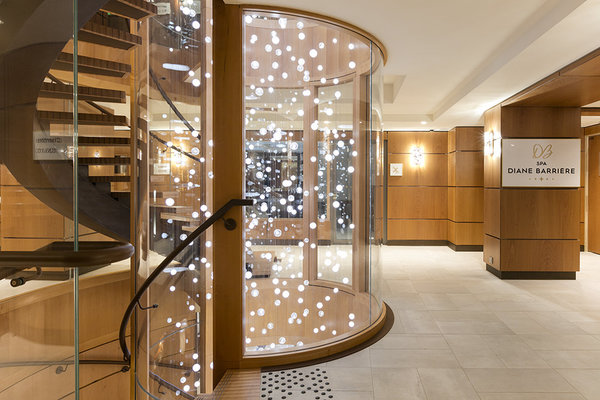 Installation monumentale pour le hall de l’hôtel Les Neiges du groupe Barrière à Courchevel.