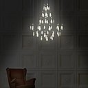 Les lustres majestueux du 18ème siècle ont été le point de départ de la collection Louis XV. Les pampilles ont été remplacées par des objets en porcelaine, lisses et opaques mais translucides.