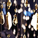 La disposition des pampilles suspendues par des fils à peine perceptibles, crée une impression d’intemporelle légèreté.