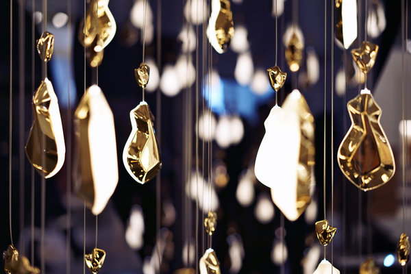 La disposition des pampilles suspendues par des fils à peine perceptibles, crée une impression d’intemporelle légèreté.