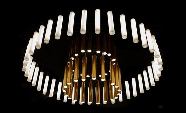 Spectaculaire, le lustre Rainy Day se compose sur mesure dans un design rigoureux et simple.