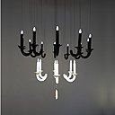 Les formes classiques sont habillées de noir ou d’or et réinventent le lustre à la française, collection Or et Carbone.