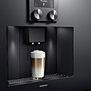 Machine à café expresso automatique avec raccordement direct à l’eau et dotée d’un nouveau système d’éclairage. Fonction de personnalisation avec enregistrement de 8 réglages individuels. Caractéristiques présentes sur les séries 400 et 200.