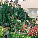 Dans la « green zone », la part de rêve et de réalité du paysage et de l’urbanité fantasmés par le biais de la « petite brique » avec laquelle on réinvente le monde.