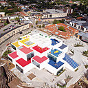 Haute de 23 mètres, la Lego House offre une toiture en terrasses étagées et colorées sur lesquelles on peut jouer librement.