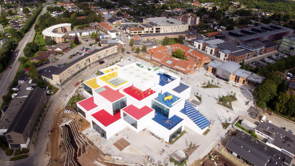 Haute de 23 mètres, la Lego House offre une toiture en terrasses étagées et colorées sur lesquelles on peut jouer librement.