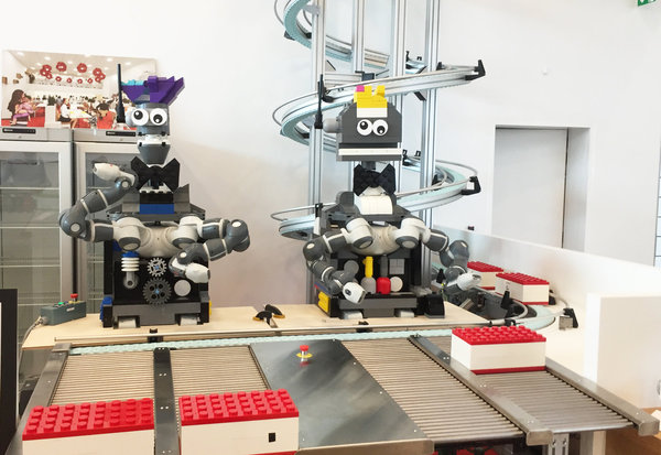 Dans un des 3 restaurants, nos amis les robots de briques !