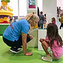 Dans les espaces de création, les enfants sont accompagnés par des spécialistes du jeu.