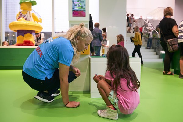 Dans les espaces de création, les enfants sont accompagnés par des spécialistes du jeu.