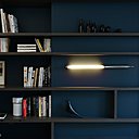 Dessinant un trait de lumière, applique Chérubini avec flasque et collier en Inox et corps coextrudé en PMMA et PO (Diam : 4 cm et longueur 1 mètre. Création Sammode, 396 €.