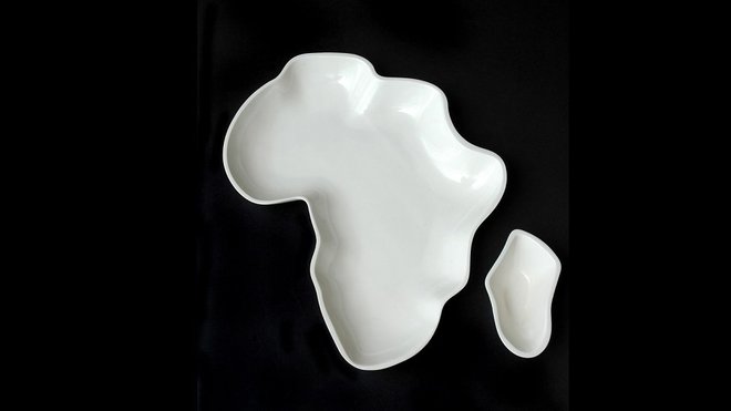 « Afrikashox », assiettes moulées en porcelaine dénonçant la faim en Afrique (H 55 x 38 cm). Création Hugo Meert.