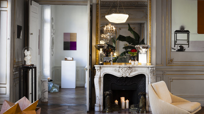 Sur la cheminée, lampes Dan Yeffet, inclusion Mark Geffriaud, tableau Jérôme Borel, paire de fauteuils vintage Steiner, table basse Sebastian Herkner, console Julien Quiesse, et dessus œuvre signé par Orlan. Au sol sculpture de Raphaël Zarka. Sur la cheminée, lampes Dan Yeffet, inclusion Mark Geffriaud, tableau Jérôme Borel, paire de fauteuils vintage Steiner, table basse Sebastian Herkner, console Julien Quiesse, et dessus œuvre signé par Orlan. Au sol sculpture de Raphaël Zarka.