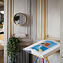 Livre géant David Hockney édité chez Taschen, lutrin du designer Marc Newson, Miroir Volte-face Bastien Mairet, fauteuils vintage Steiner.