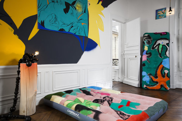 Lampes Blesse, socle Katia Jacquet, matelas Antwan Horfee, fresque Louis Granet, œuvre lumineuse Nathalie Talec.