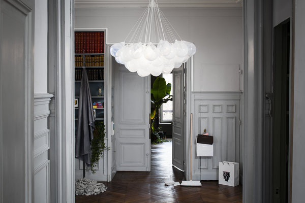 Lustre 38 ballons Matteo Gonet, sculpture Raphaël Denis, pelle et balayette en céramique Jean-Louis Puivif.