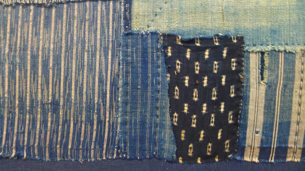 L'indigo est toujours présent, dans différentes tonalités du bleu au noir du délavé au soutenu.