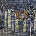 Maintes fois rapiécés, les pièces de tissus unis ou non sont assemblés avec délicatesse sur une autre toile créant un patchwork émouvant.