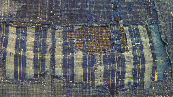 Maintes fois rapiécés, les pièces de tissus unis ou non sont assemblés avec délicatesse sur une autre toile créant un patchwork émouvant.