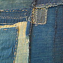 Les toiles indigo de toutes provenance reprennent vie en assemblages asymétriques