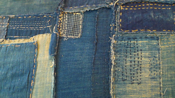 Les toiles indigo de toutes provenance reprennent vie en assemblages asymétriques