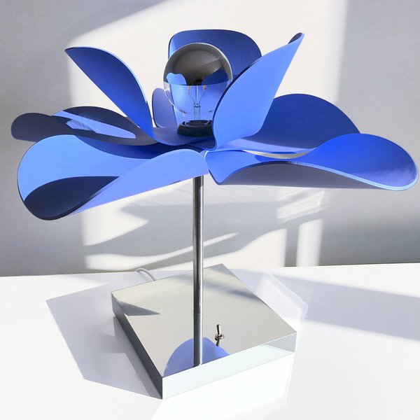 Modèle “Mood in blue”, avec socle effet miroir carré de 22,5 cm de côté.
