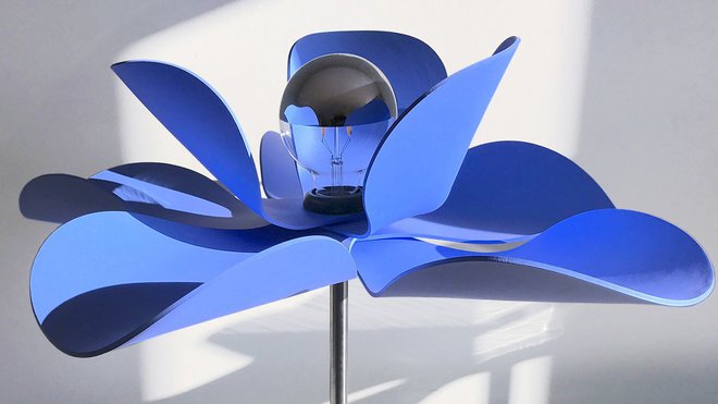 Modèle “Mood in blue”, avec socle effet miroir carré de 22,5 cm de côté.