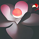 En version éclairée, le soir, modèle “Nude” avec ses pétales sculptés offrant un nouveau volume et une allure générale qui change en fonction du moment de la journée.