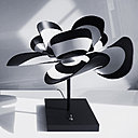 Hommage à Geneviève de Fontenay avec cable textile tressé façon pied de poule noir et blanc et socle noir mat profond au toucher soyeux, fabriqué avec un matériau issu de la nanotechnologie.  Modèle Geneviève.