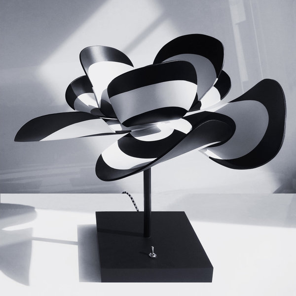 Hommage à Geneviève de Fontenay avec cable textile tressé façon pied de poule noir et blanc et socle noir mat profond au toucher soyeux, fabriqué avec un matériau issu de la nanotechnologie.  Modèle Geneviève.