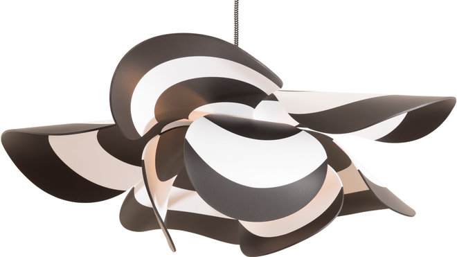 En version suspension, modèle Geneviève doté d’un câble textile soyeux tressé avec motif pied de poule.