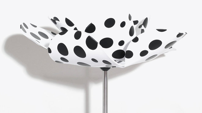 Hommage au film de Walt Disney “Les 101 Dalmatiens” et au personnage de Cruella d’Enfer (De Vil). Socle blanc au toucher soyeux en matériau issu de la nanotechnologie.