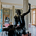Vestibule de l’entrée du château de Malmaison orné d'une paire de centaures en bronze.