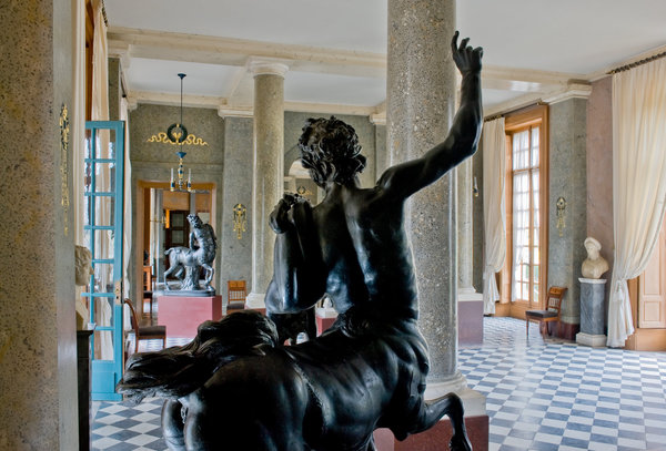 Vestibule de l’entrée du château de Malmaison orné d'une paire de centaures en bronze.