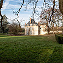 Vue de l’aile sud depuis le haut du jardin de l’Empereur.