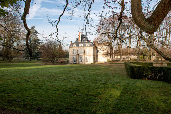 Vue de l’aile sud depuis le haut du jardin de l’Empereur.