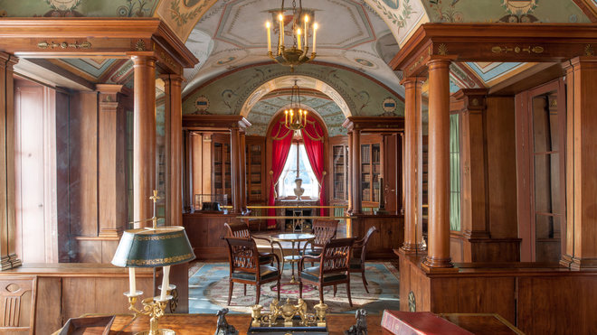 Bibliothèque avec, au premier plan, le bureau de Jacob Frères commandé pour le cabinet de Bonaparte, Premier consul aux Tuileries.