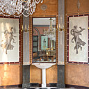 Détail de la vasque et jeux de miroirs dans la salle à manger.