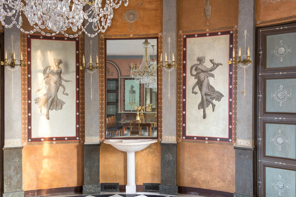 Détail de la vasque et jeux de miroirs dans la salle à manger.