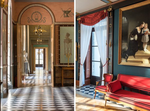 A gauche, enfilade du rez-de-chaussée, vue prise depuis la salle à manger, avec au fond, le salon de musique. A droite, les sièges du salon de musique, commandés à Jacob Frères en 1800, marquent l’entrée du style Consulat à Malmaison par leur forme inédite et jeu de couleurs.