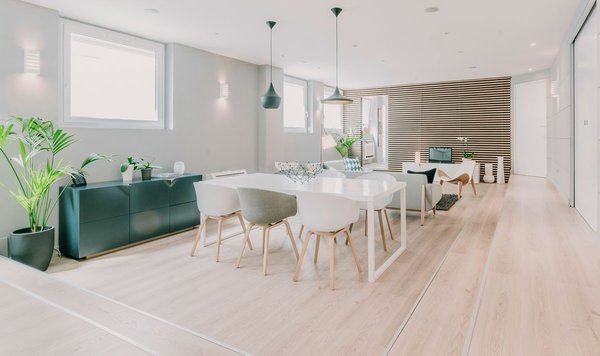 Le volume principal dessine la cuisine, la salle à manger et le salon en enfilade. Il occupe 70 m² de la surface totale de 130 m² et a été pensé de manière épurée et ouverte. Bahut, création Carl Tran.