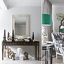 A gauche, ceinturé par un méandre grec, avec pieds droits cannelés surmontés d’un motif de palmette, console néo-classique, revisitée graphique, caractérisée par un effet noir mat et dessous ciré. A droite, chaise brisée Louis XVI, réinterprétée ave modernité, avec fauteuil et pouf qui jouent sur la fantaisie des tissus de couverture : Toile de Jouy effet de motif surdimensionnée et impression cannage. Collection 2017.