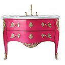 Pour salle de bains raffinée d’esprit boudoir, commode déclinée dans une version meuble-vasque. Avec plan vasque en marbre et robinetterie Grand Central imaginée par Thimothy Corrigan pour THG Paris. Collection 2017.