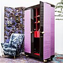 Présentés au Salon Révélations de mai 2017, dressings à chaussures imaginés par le créateur Michel Perry. Cet écrin précieux, hommage aux années 1930 et au graphisme de l’Art déco est fabriqué en plaquage ébène de Macassar avec un gainage de soir crocus ou toile Macintosh et intérieur laqué du rouge signé Moissonnier.