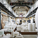 Les Ateliers de la manufacture de Sèvres sont inchangés depuis 1740.