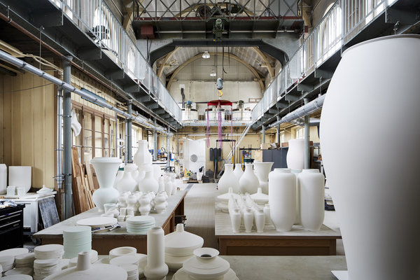 Les Ateliers de la manufacture de Sèvres sont inchangés depuis 1740.