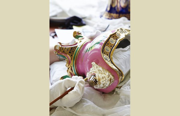 L’atelier de peinture où la précision du geste et la minutie sont mises à l’honneur.