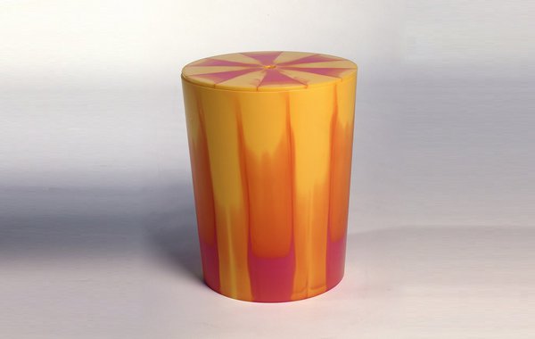 Table stool container jaune rouge du designer Philippe Starck MNAM 2002
matière plastique H 60 cm, Ø 35 cm AM 2003-1-76.